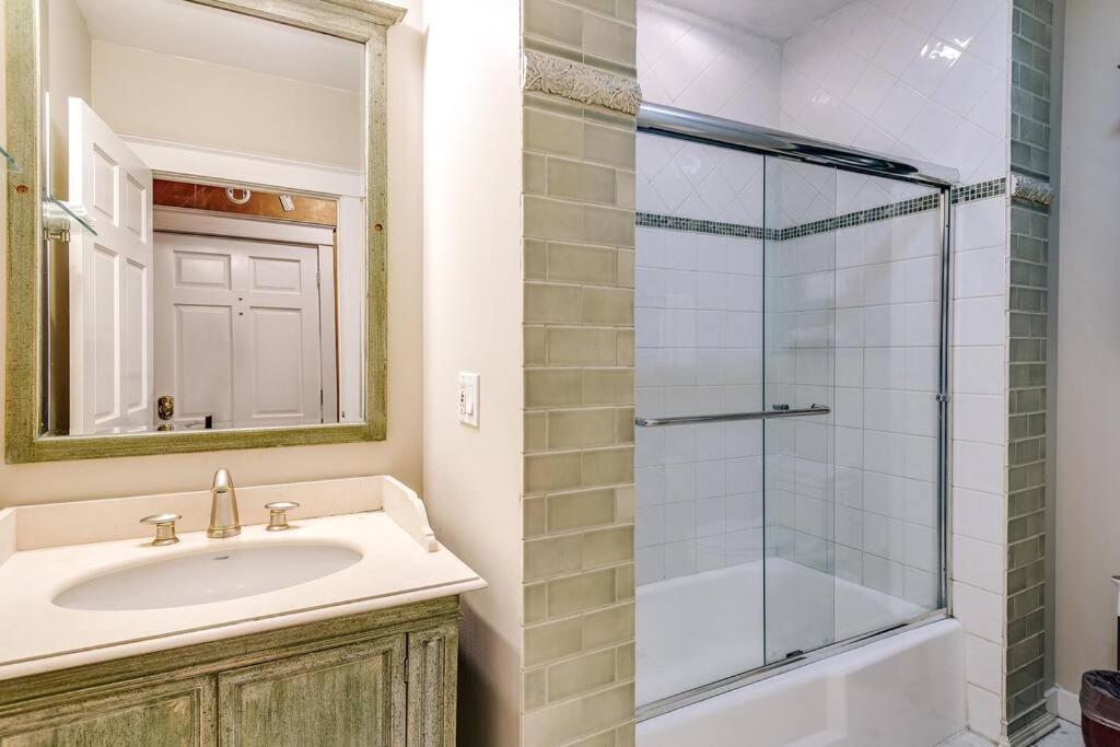 Historic And Unique Brownstone In Gold Coast - Downtown - 3 Lägenhet Chicago Exteriör bild