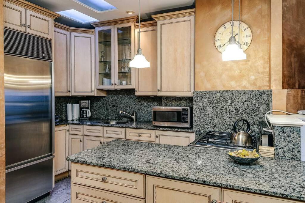 Historic And Unique Brownstone In Gold Coast - Downtown - 3 Lägenhet Chicago Exteriör bild